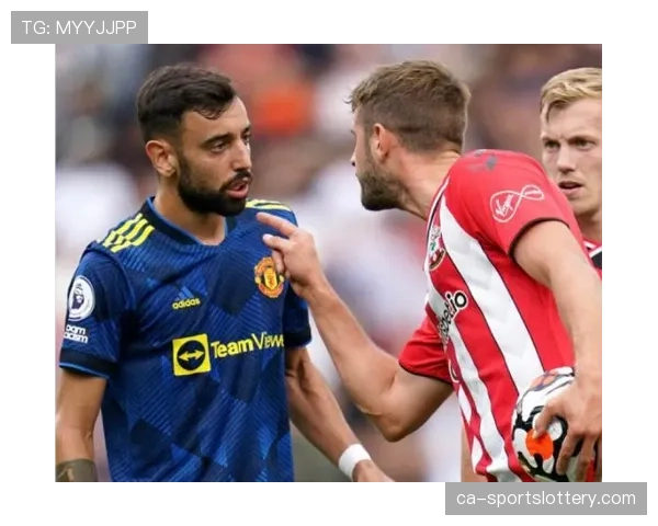 格林伍德助攻后与奥巴梅扬击掌庆祝，马赛进攻组合默契十足